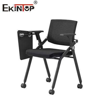 회색 접이식 훈련 의자 와 서기판